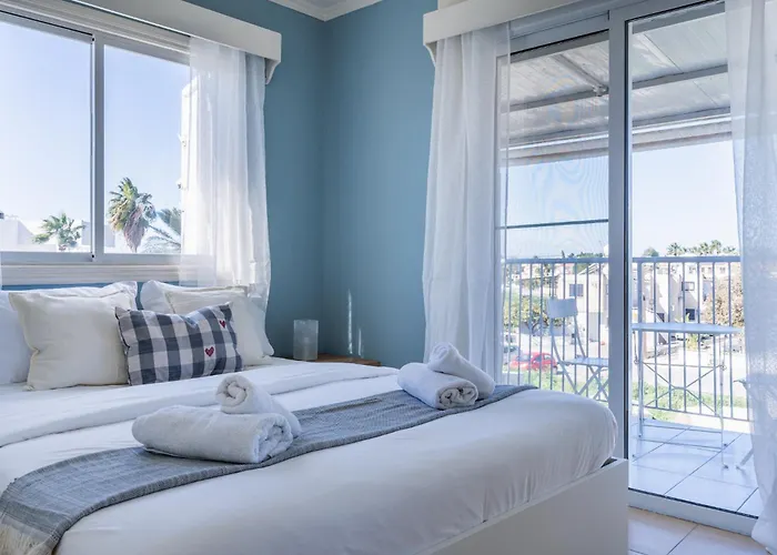 Tyris - 1 Bedroom & Balcony In Apartment